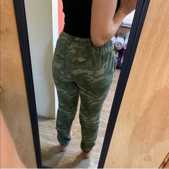 Hollister Camo Joggers - Picture 2 of 4